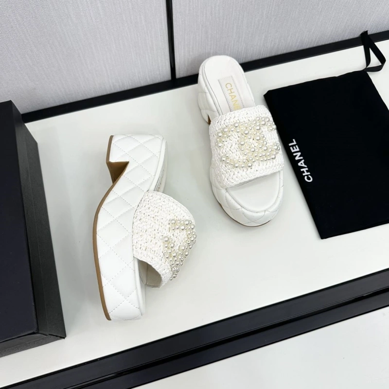 Sleek Chxnxl Slippers 128169