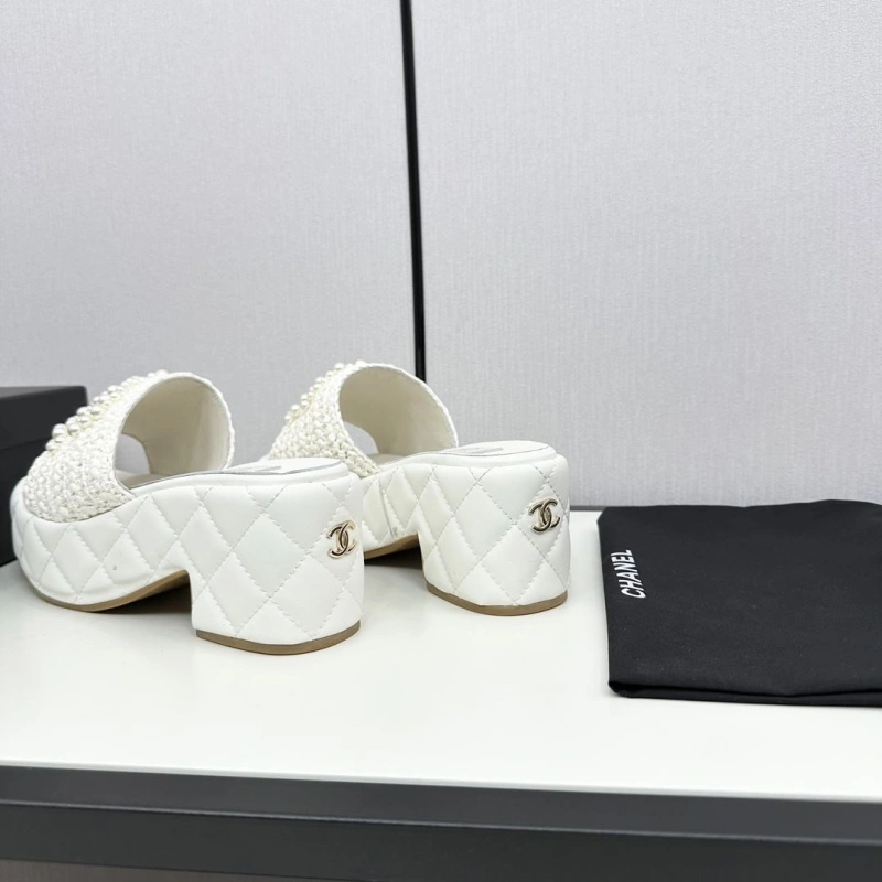Sleek Chxnxl Slippers 128169