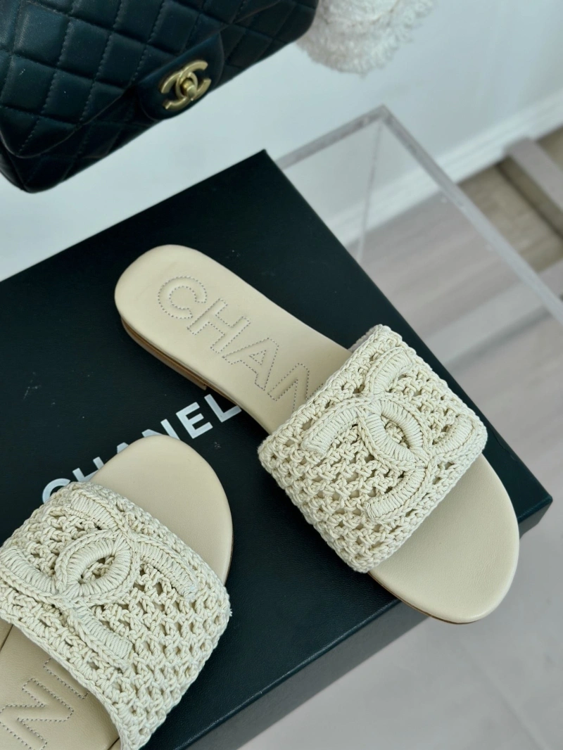 Bold Chxnxl Slippers 128142