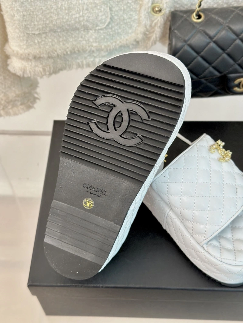 Flexible Chxnxl Slippers 128135