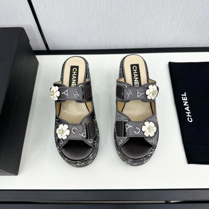Bright Chxnxl Slippers 128107