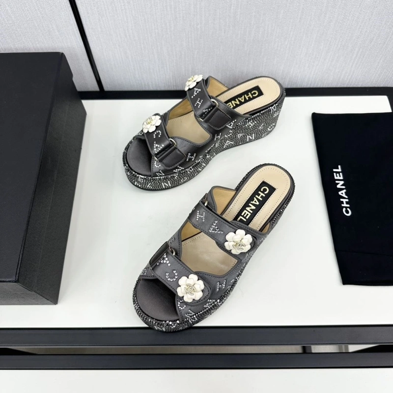 Bright Chxnxl Slippers 128107