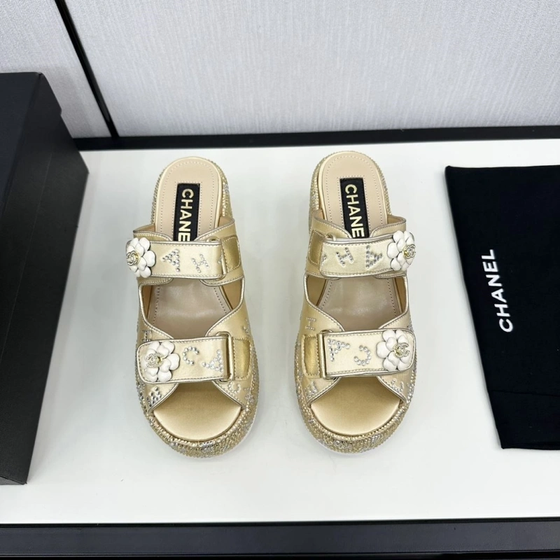 Versatile Chxnxl Slippers 128109