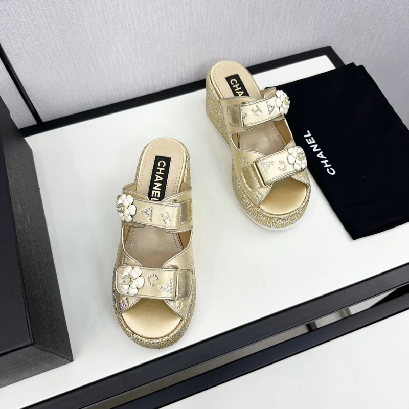 Versatile Chxnxl Slippers 128109