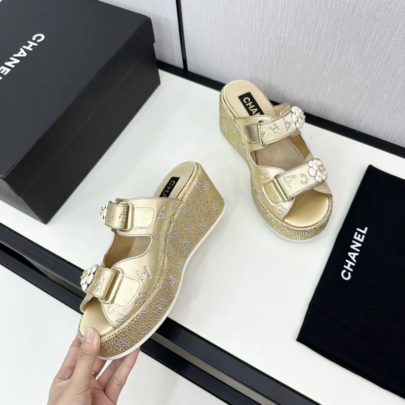 Versatile Chxnxl Slippers 128109