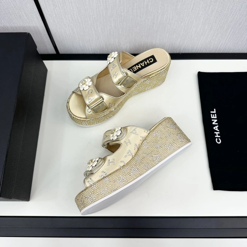 Versatile Chxnxl Slippers 128109