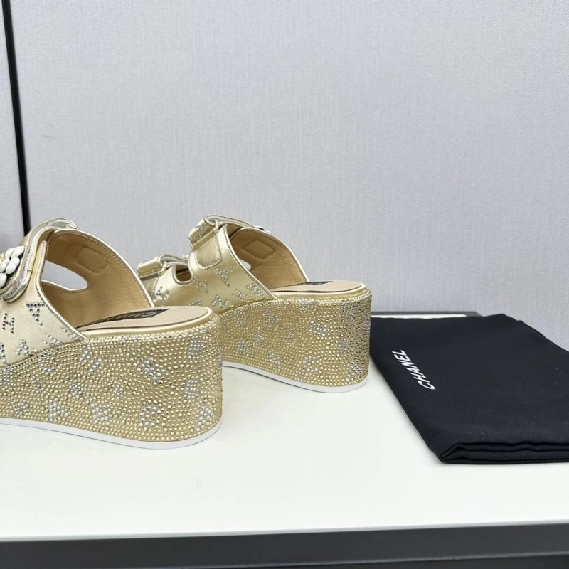 Versatile Chxnxl Slippers 128109