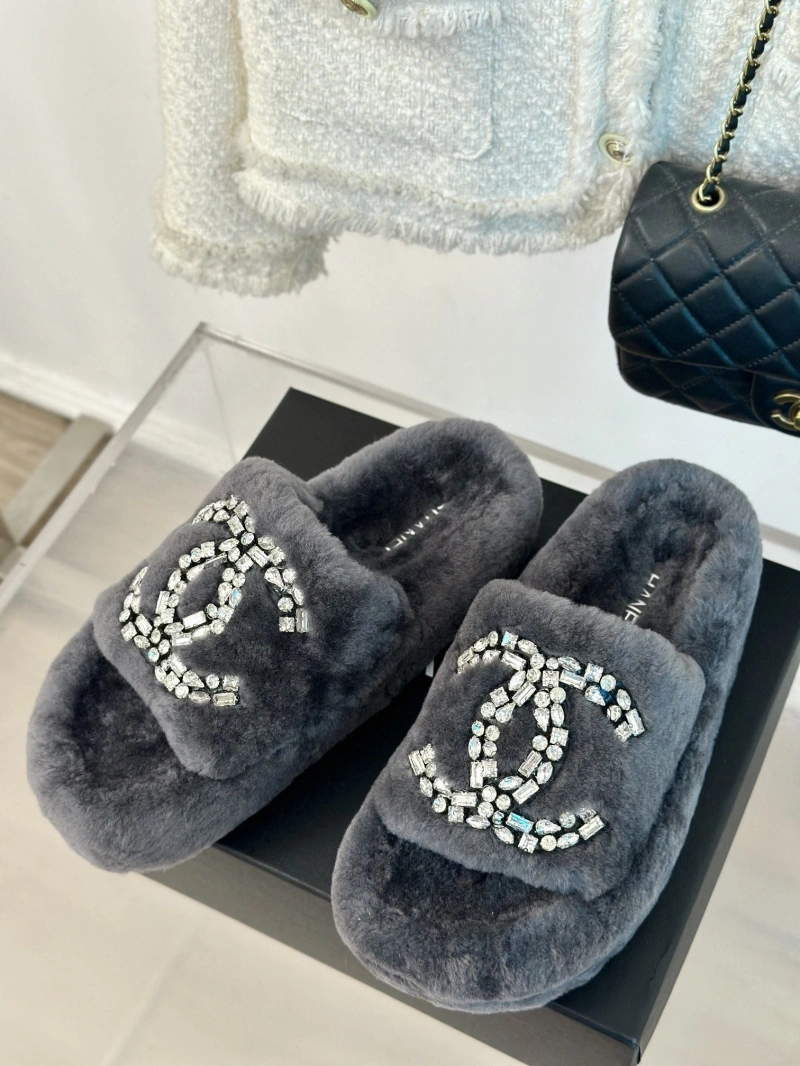 WellDesigned Chxnxl Slippers 128115