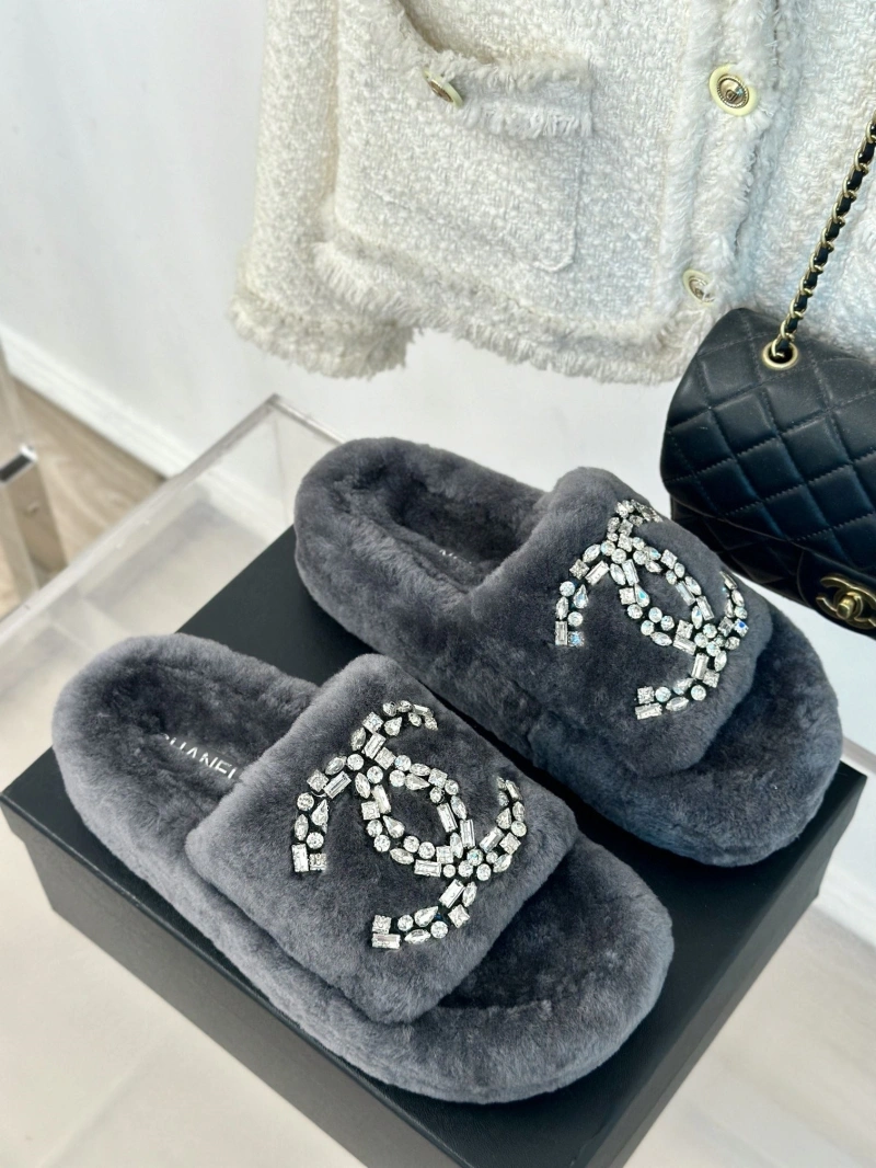 WellDesigned Chxnxl Slippers 128115