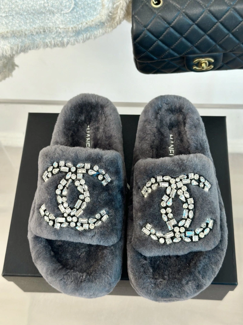 WellDesigned Chxnxl Slippers 128115