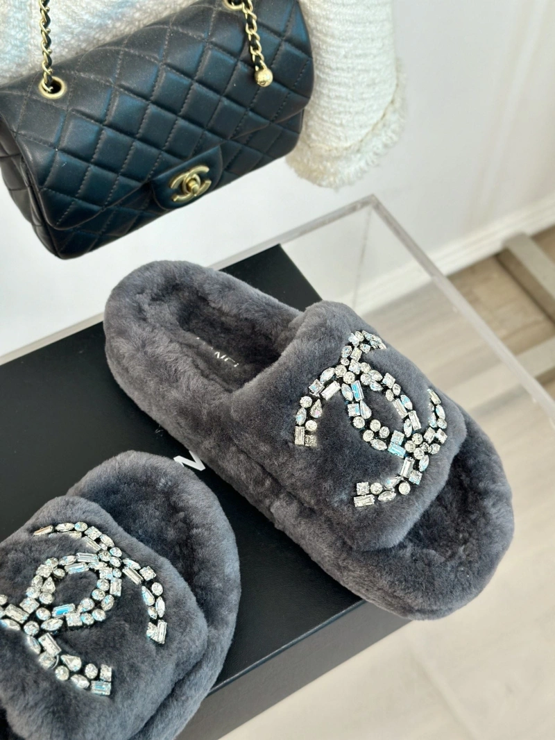 WellDesigned Chxnxl Slippers 128115