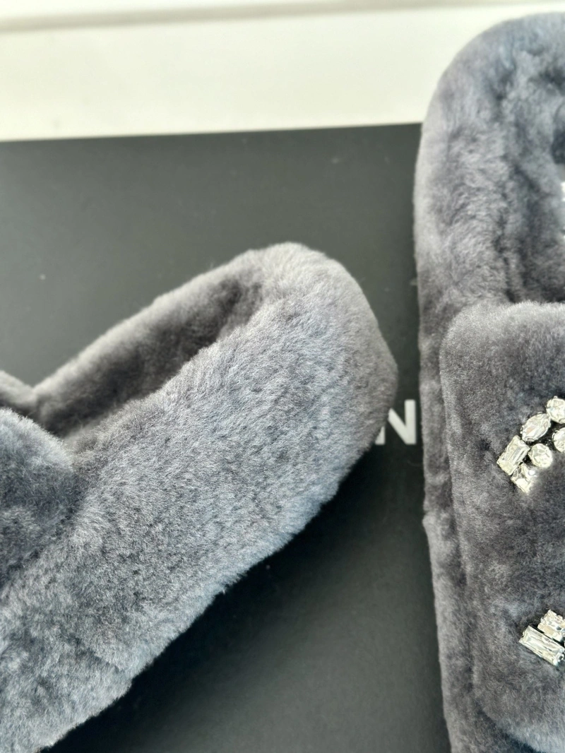 WellDesigned Chxnxl Slippers 128115