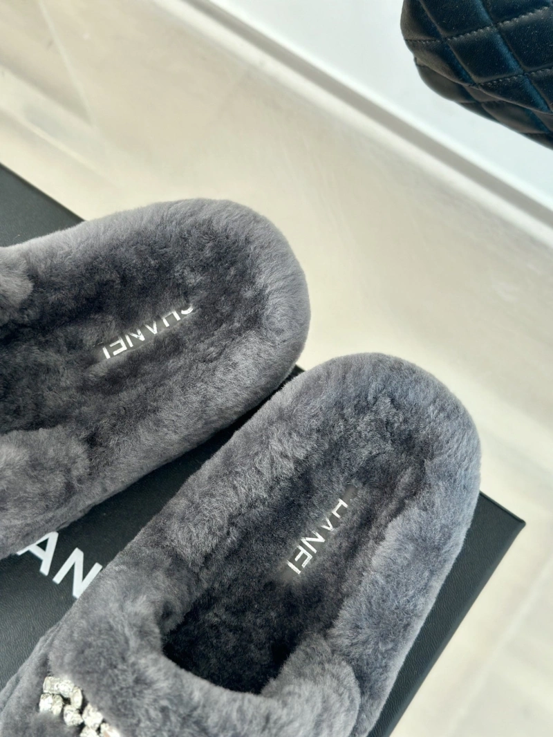 WellDesigned Chxnxl Slippers 128115