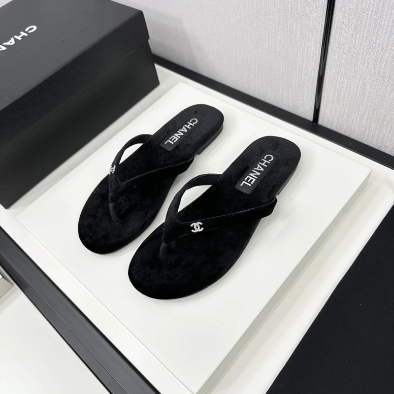 WellDesigned Chxnxl Slippers 128087