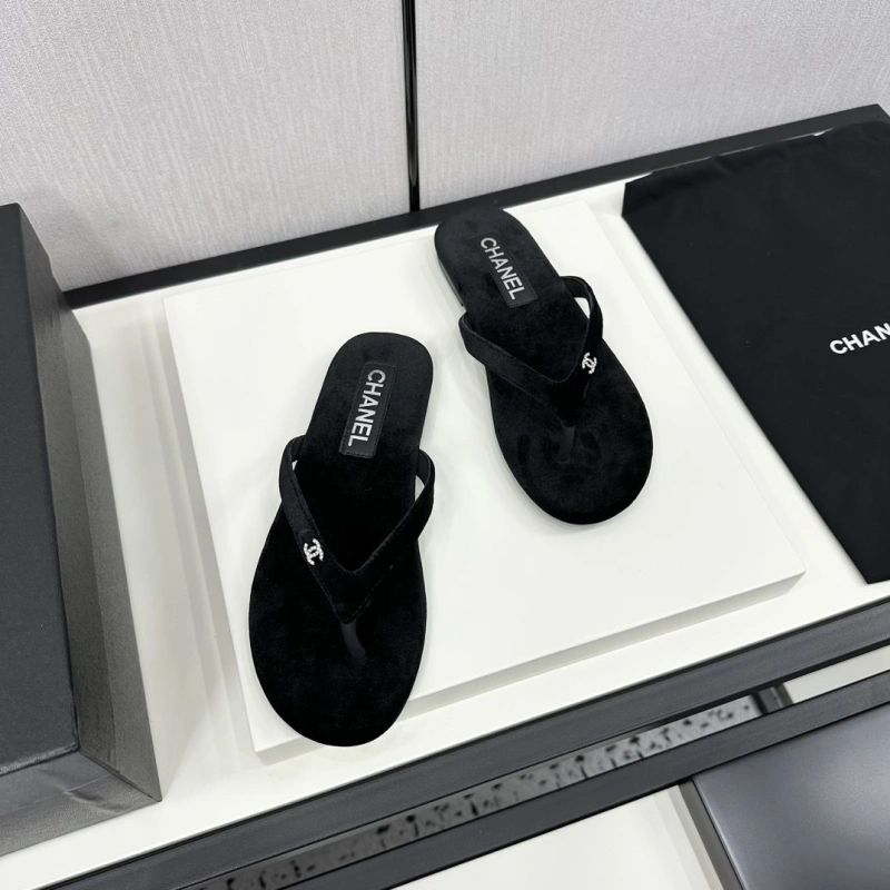 WellDesigned Chxnxl Slippers 128087