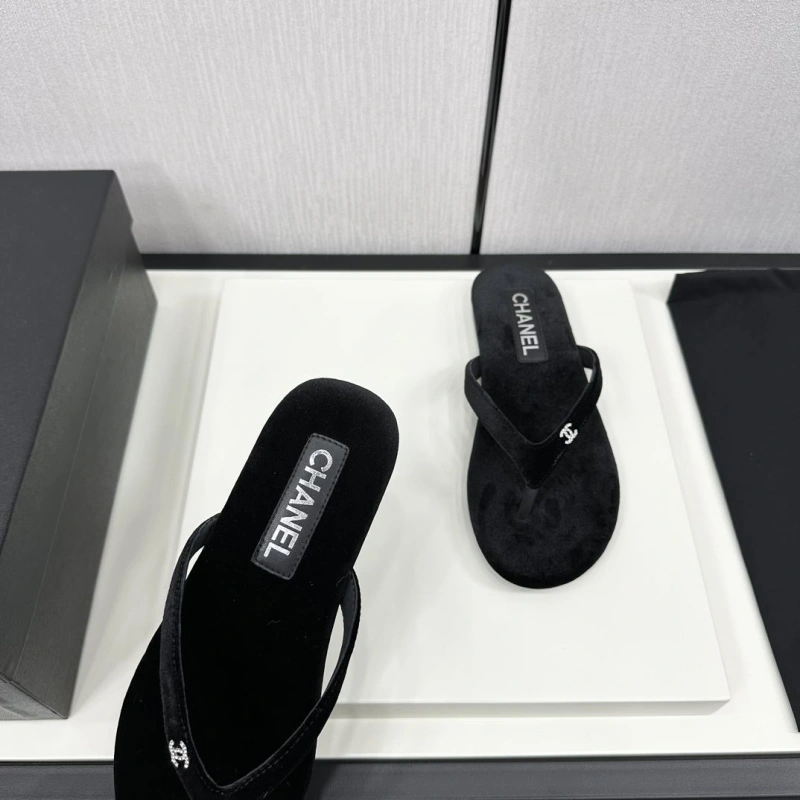 WellDesigned Chxnxl Slippers 128087