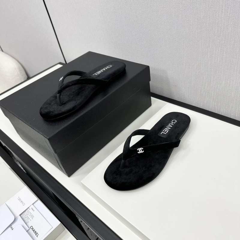 WellDesigned Chxnxl Slippers 128087