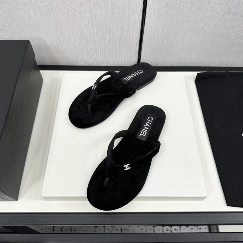 WellDesigned Chxnxl Slippers 128087