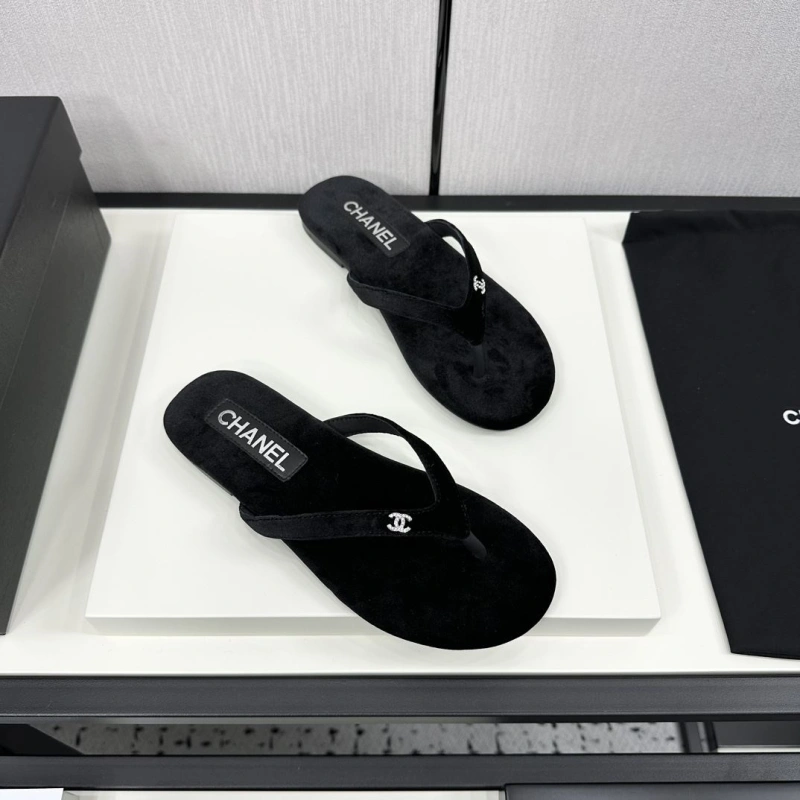 WellDesigned Chxnxl Slippers 128087