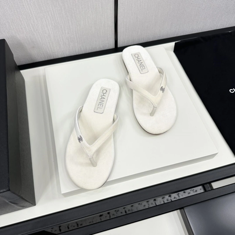 Stylish Chxnxl Slippers 128086