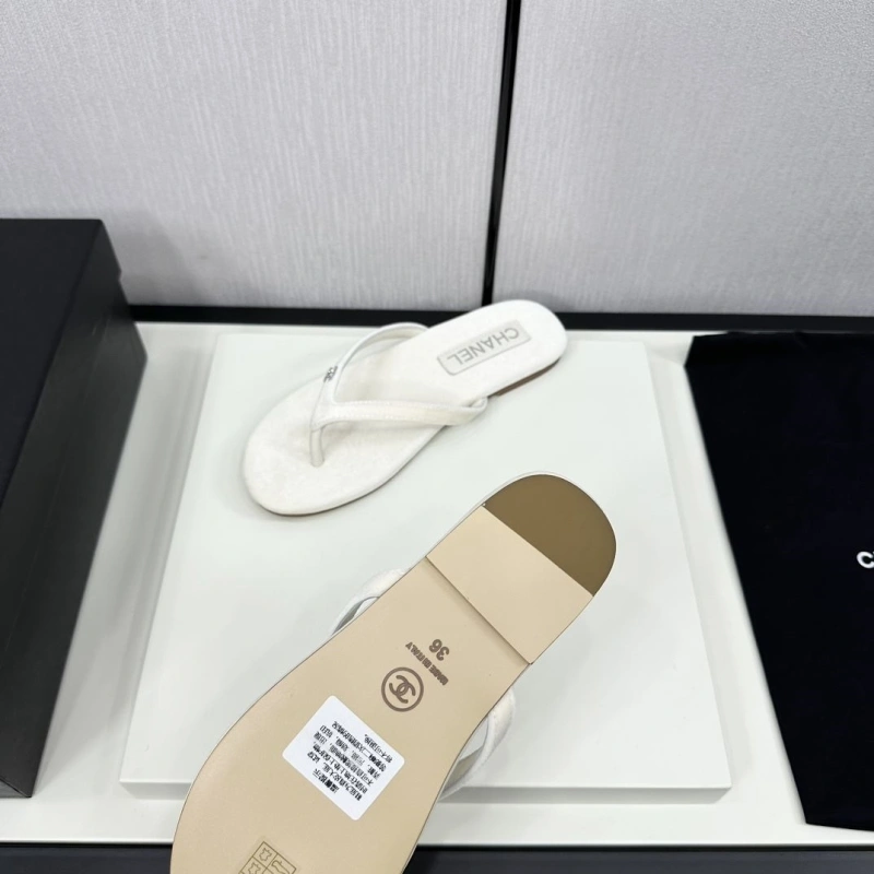 Stylish Chxnxl Slippers 128086