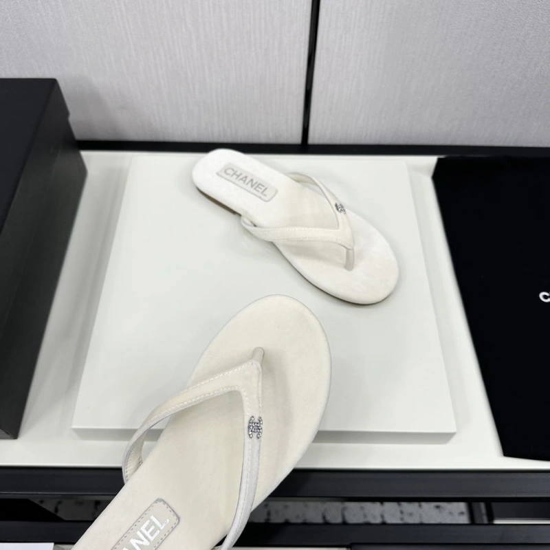 Stylish Chxnxl Slippers 128086