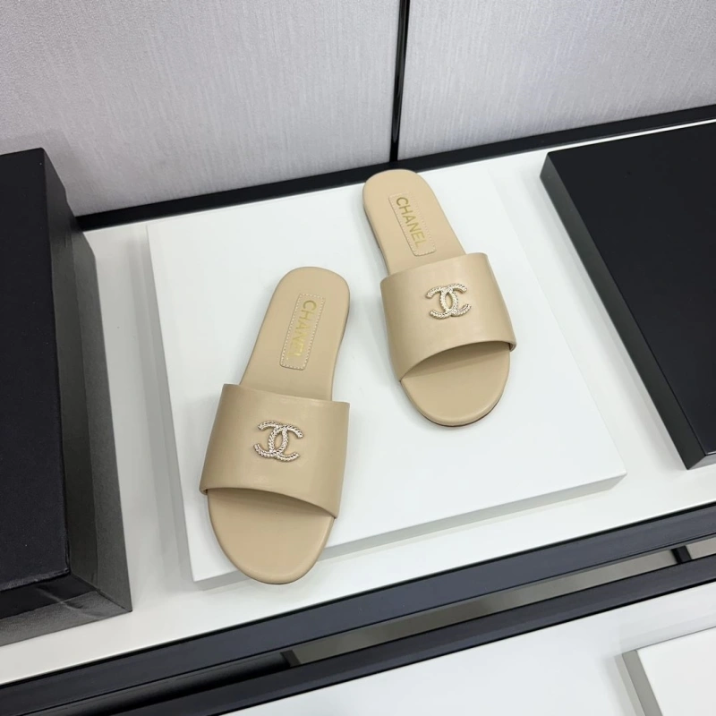 Bold Chxnxl Slippers 128079