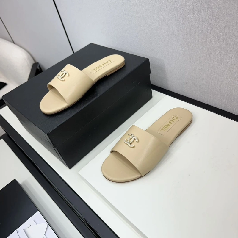 Bold Chxnxl Slippers 128079