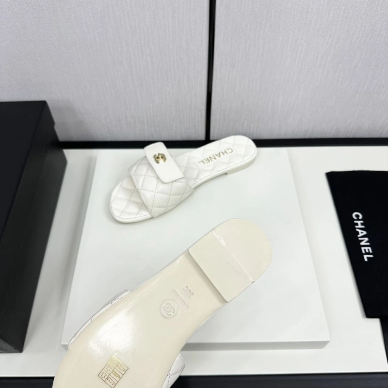 EasyMatch Chxnxl Slippers 128067