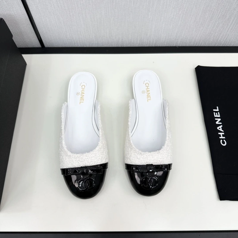 Versatile Chxnxl Slippers 128073