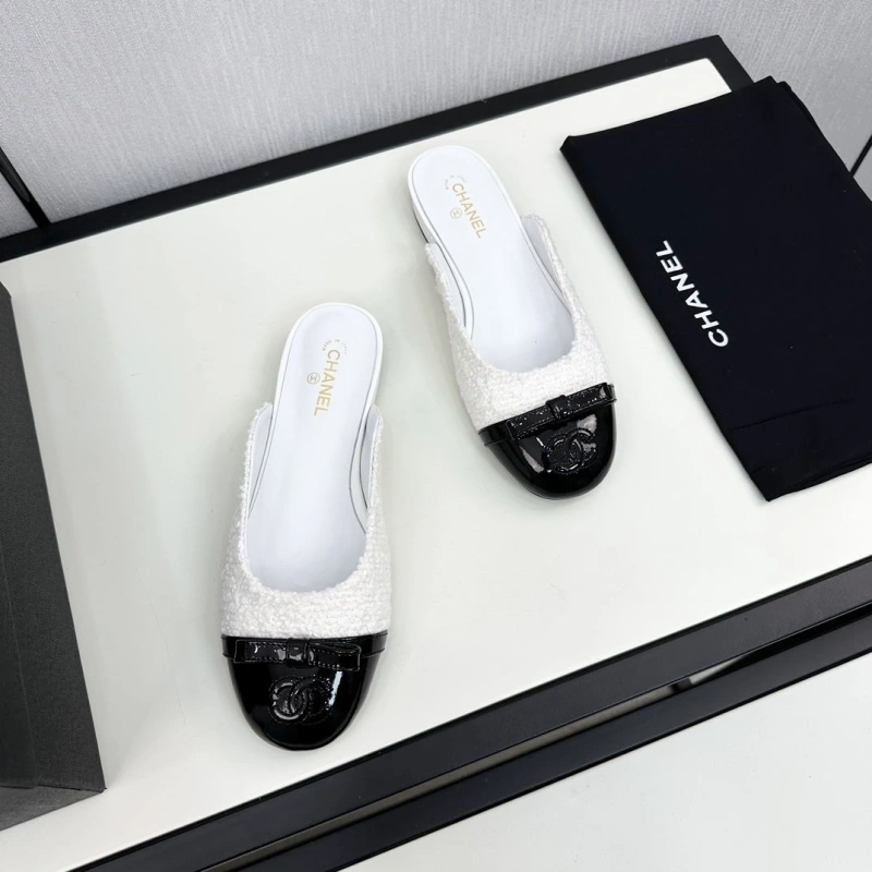 Versatile Chxnxl Slippers 128073