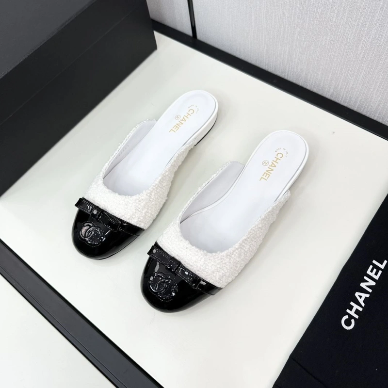 Versatile Chxnxl Slippers 128073