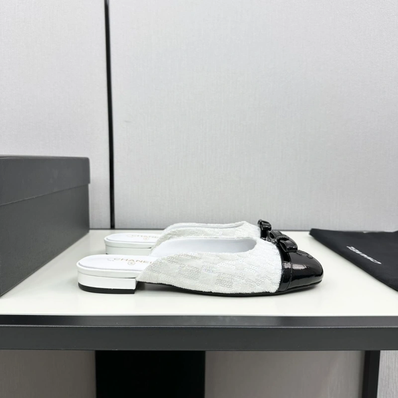 WellDesigned Chxnxl Slippers 128070