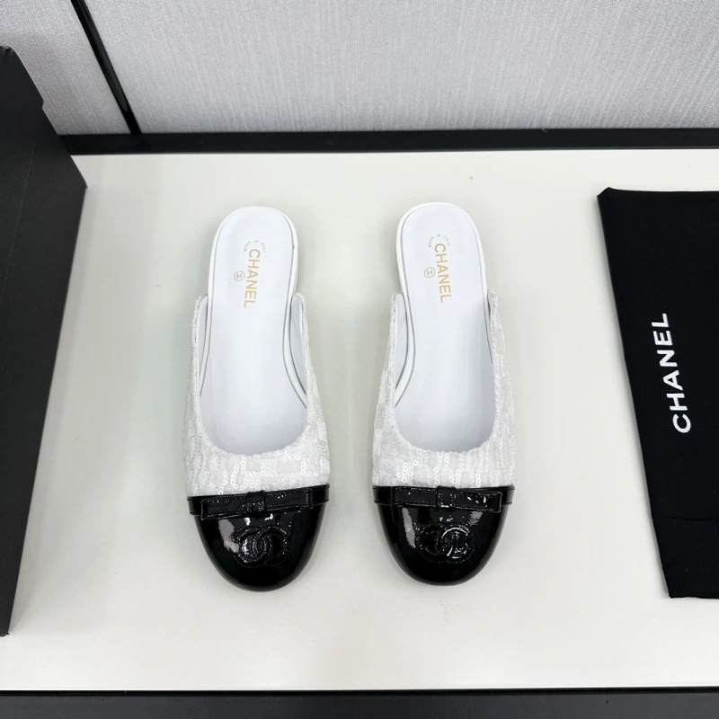 WellDesigned Chxnxl Slippers 128070