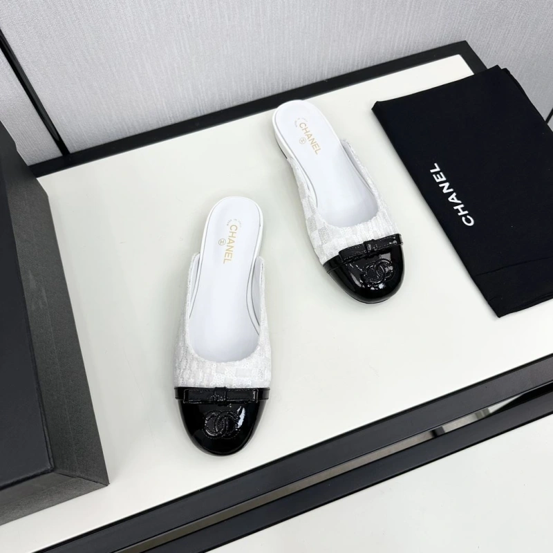 WellDesigned Chxnxl Slippers 128070
