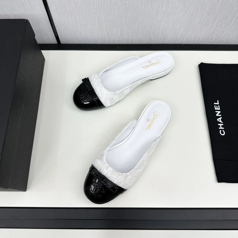WellDesigned Chxnxl Slippers 128070