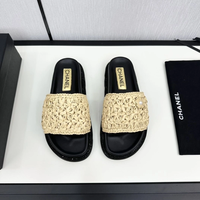 WellDesigned Chxnxl Slippers 128044