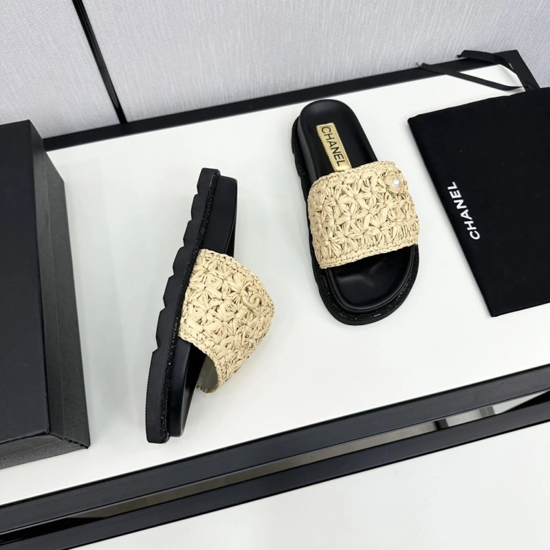 WellDesigned Chxnxl Slippers 128044