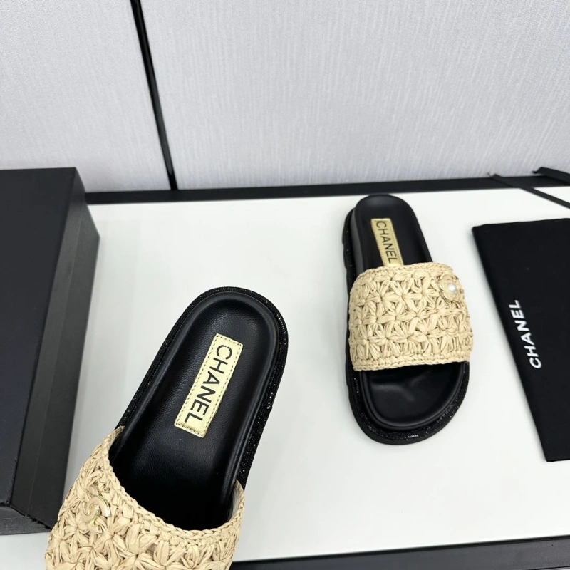 WellDesigned Chxnxl Slippers 128044