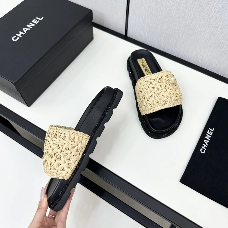 WellDesigned Chxnxl Slippers 128044