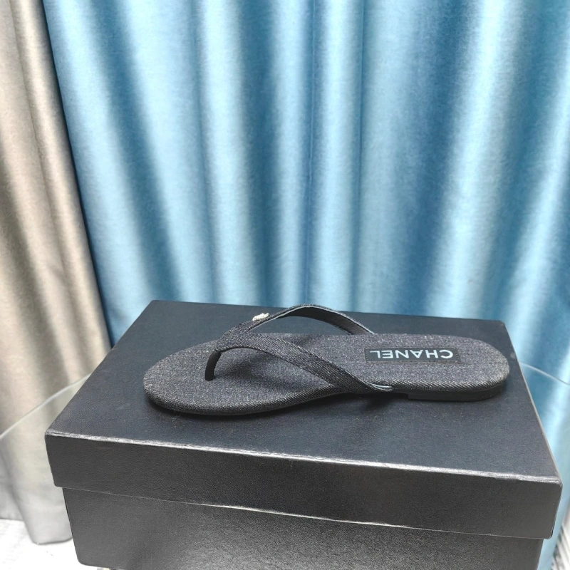 Durable Chxnxl Slippers 127976