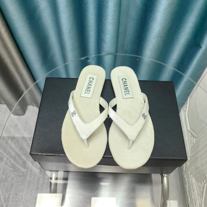 EyeCatching Chxnxl Slippers 127969