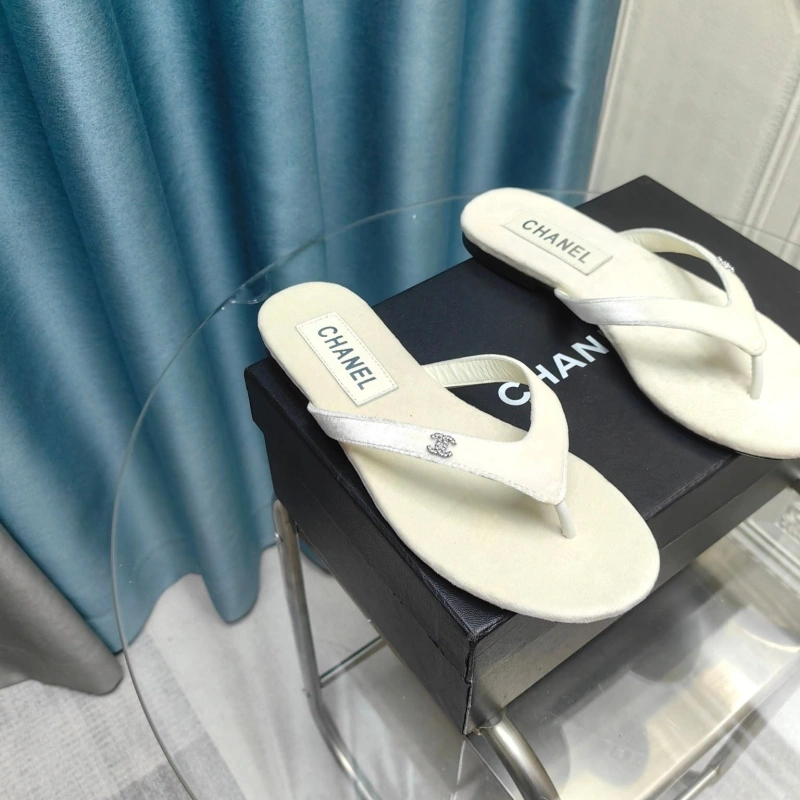 EyeCatching Chxnxl Slippers 127969