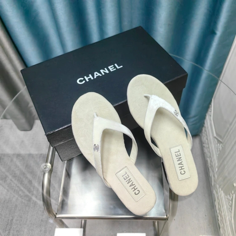 EyeCatching Chxnxl Slippers 127969