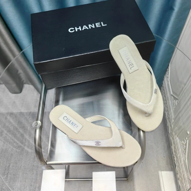 EyeCatching Chxnxl Slippers 127969