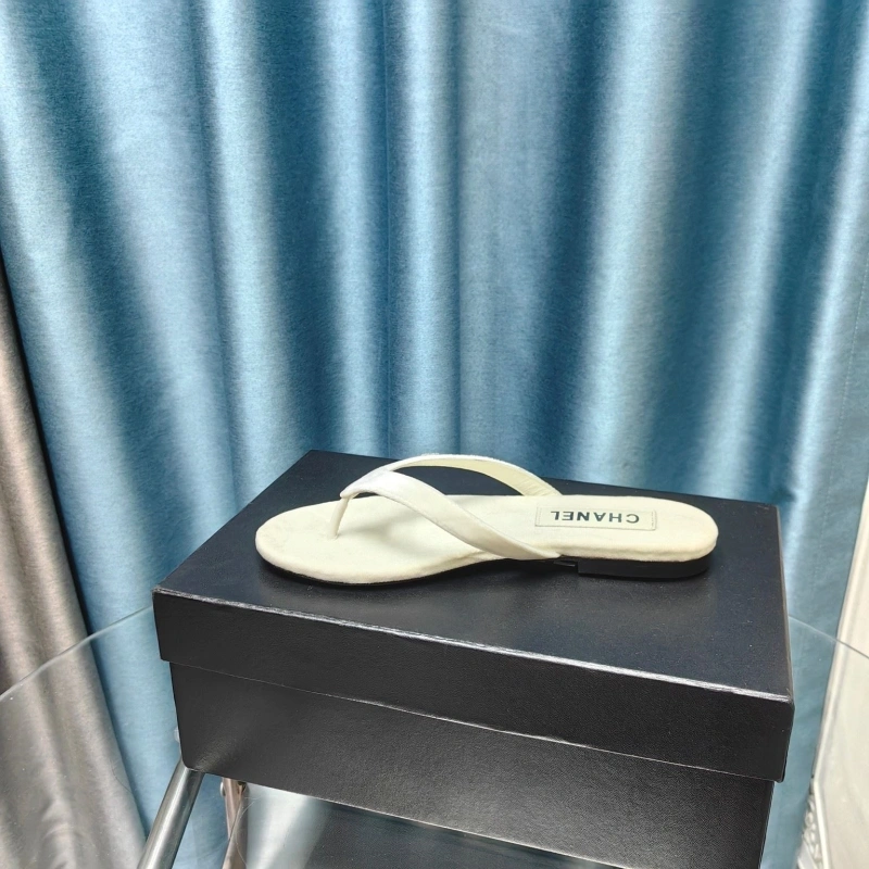 EyeCatching Chxnxl Slippers 127969