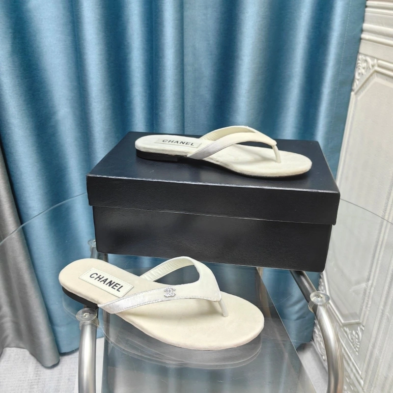 EyeCatching Chxnxl Slippers 127969