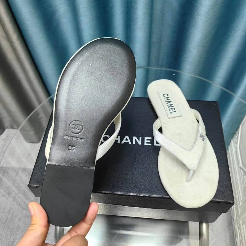 EyeCatching Chxnxl Slippers 127969