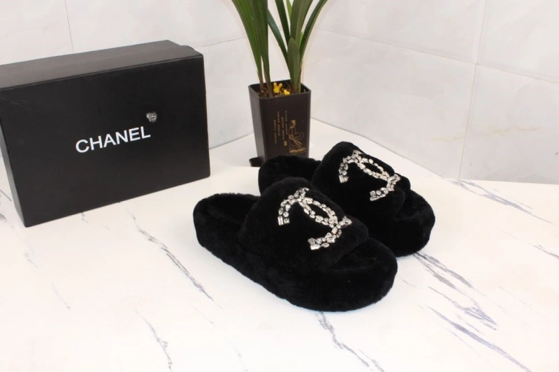 Sleek Chxnxl Slippers 127928