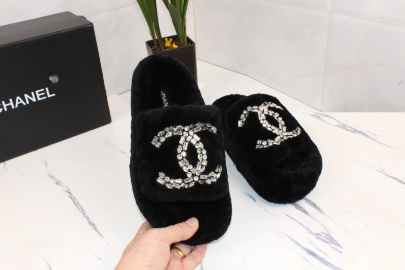 Sleek Chxnxl Slippers 127928